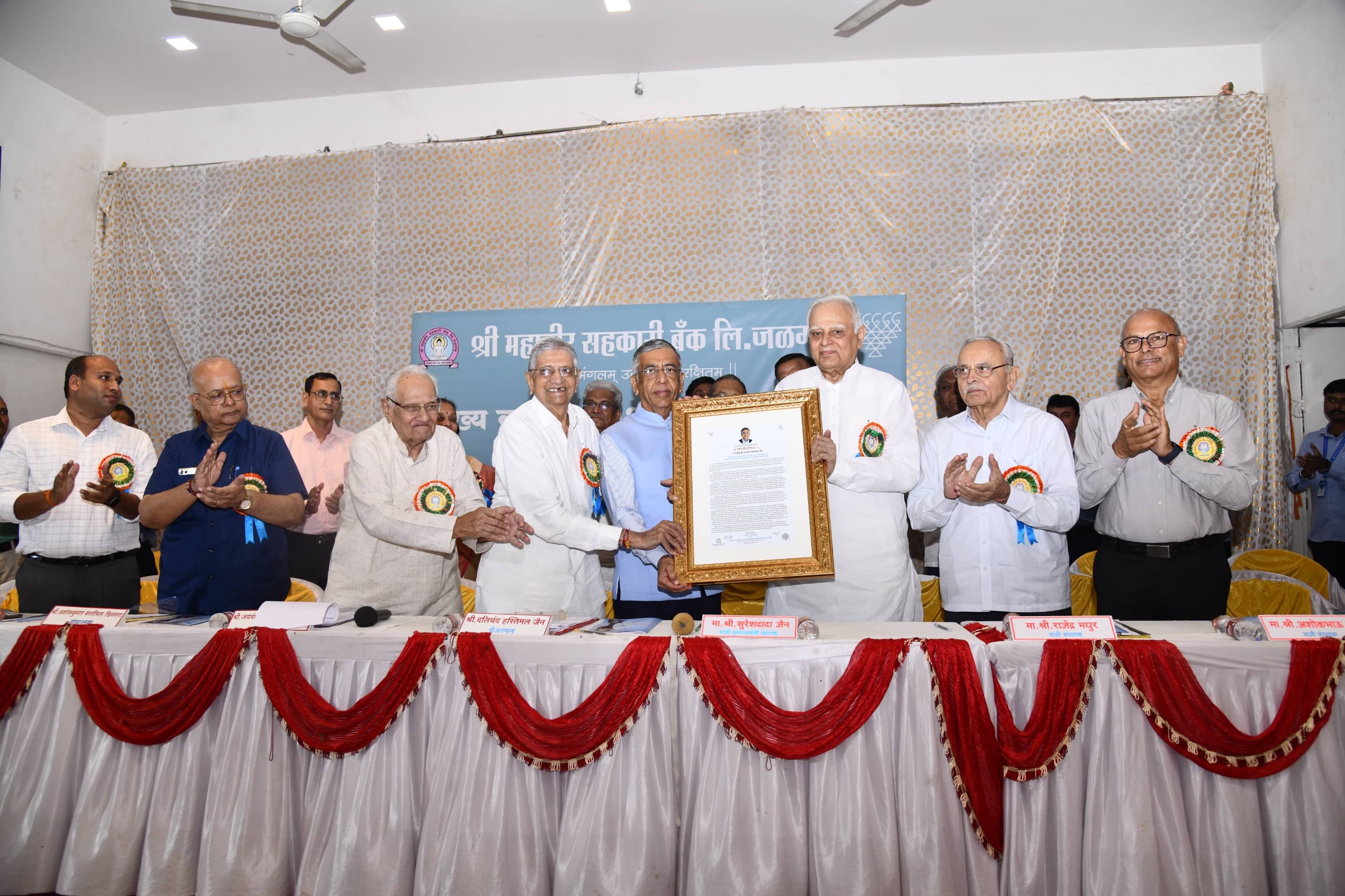 अशोक जैन यांचा सम्मानाप्रसंगी (डावीकडून) सागर पगारिया, अशोककुमार खिवसरा, जयवंतराव देशमुख, दलिचंद जैन, सुरेशदादा जैन, राजेंद्र मयूर, सुभाष लोढा