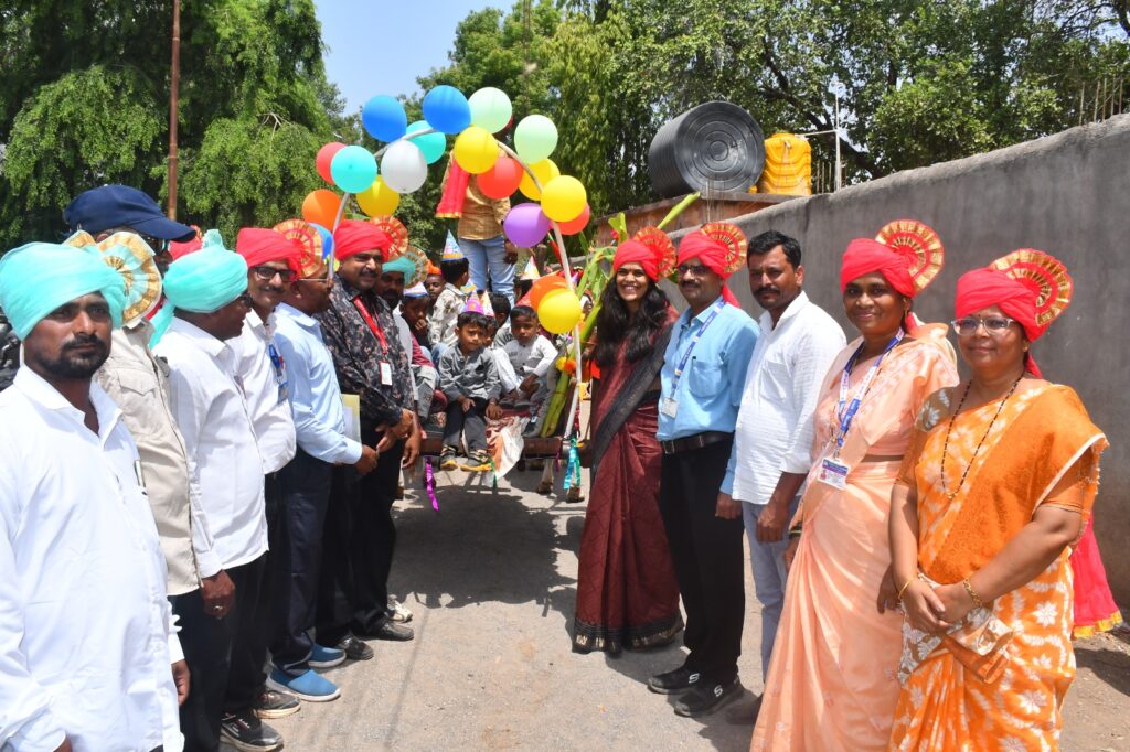 शाळा प्रवेशोत्सवात चिमुकल्यांच्या स्वागताने भारावल्या मुख्य कार्यकारी अधिकारी करिश्मा नायर यावल तालुक्यातील सावखेडा सिम व डांभुर्णी येथे प्रत्यक्ष उपस्थित राहून विद्यार्थ्यांचे केले स्वागत