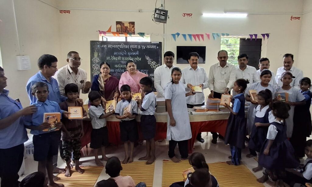 मुख्यमंत्री देवेंद्र फडणवीस यांच्या वाढदिवसानिमित्त जळगावात ६० विद्यार्थ्यांना पुस्तके, वह्या व खाऊचे वाटप