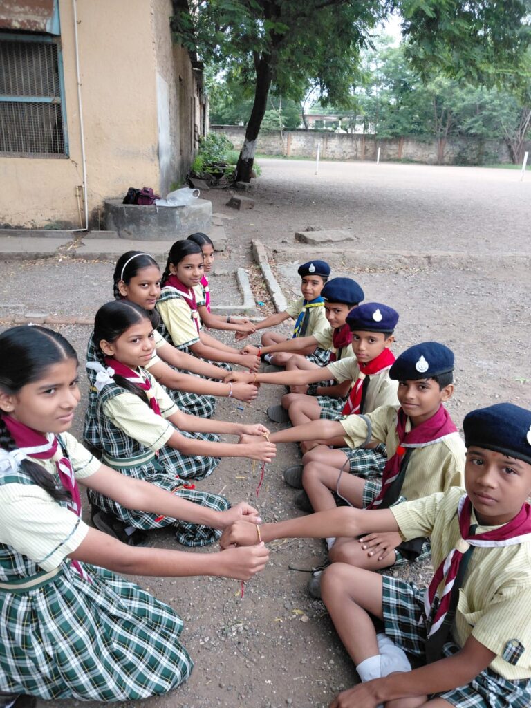 आर. आर. विद्यालयात रक्षाबंधन उत्साहात साजरा